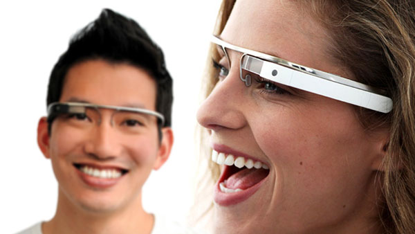 Homem e mulher usando Google Glass.